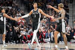 波尔津吉斯三巨头联手，杜兰特得分突破，黄蜂冲击季后赛！