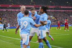 关于曼联客场不敌哈德斯菲尔德，遭遇争议判罚的信息